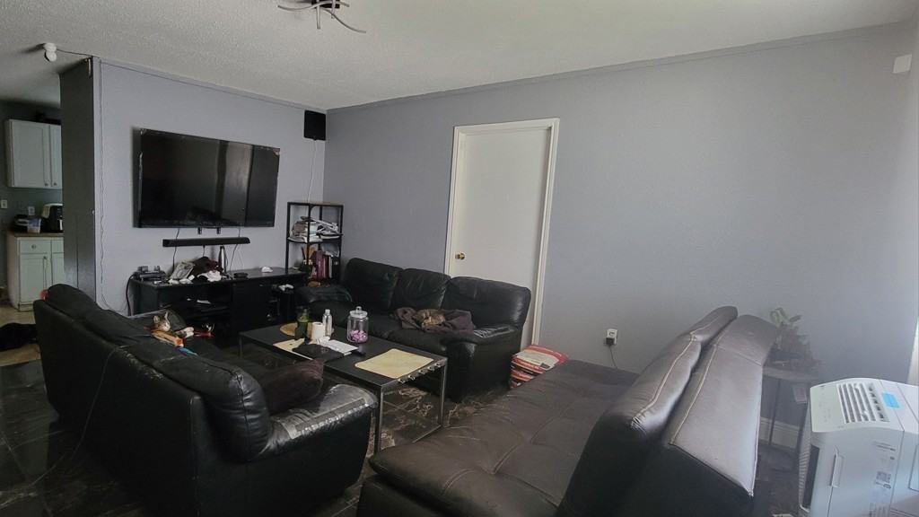 9731 Trumpet St - Photo 4 of 10