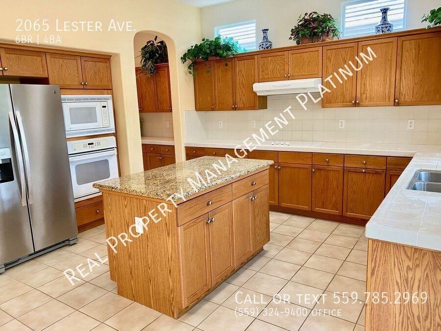 2065 Lester Ave - Photo 3 of 31