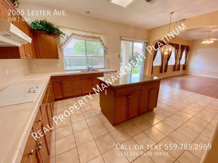 2065 Lester Ave - Photo 4 of 31