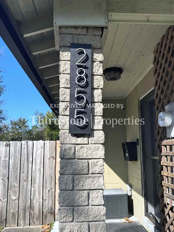 2855 Lydia St - Photo 2 of 14