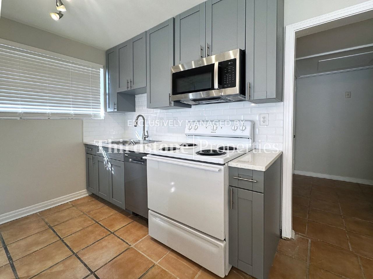 2855 Lydia St - Photo 6 of 14