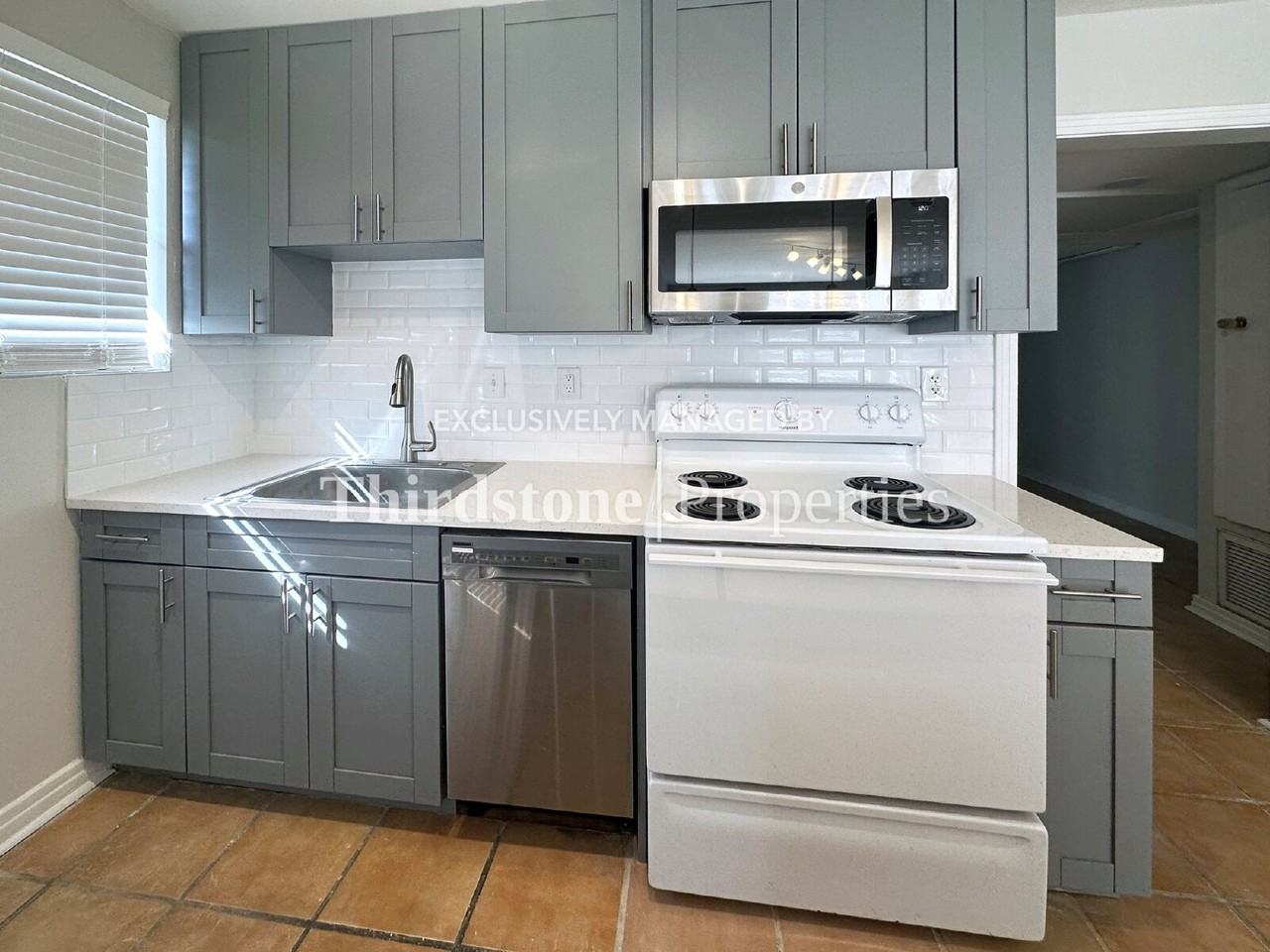 2855 Lydia St - Photo 7 of 14