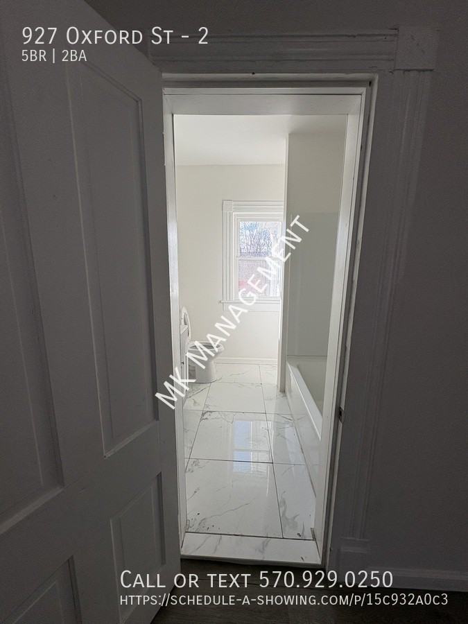 927 Oxford St #2 - Photo 3 of 33