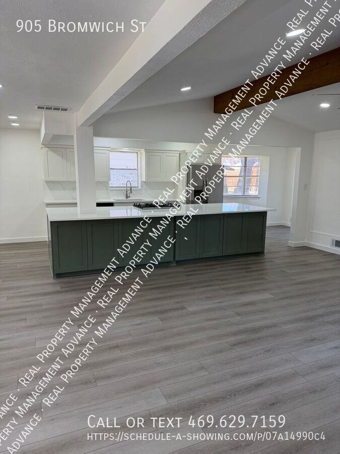 905 Bromwich St - Photo 4 of 25