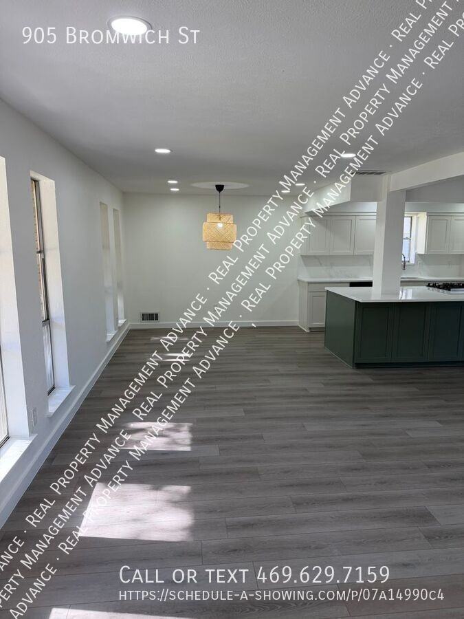 905 Bromwich St - Photo 6 of 25