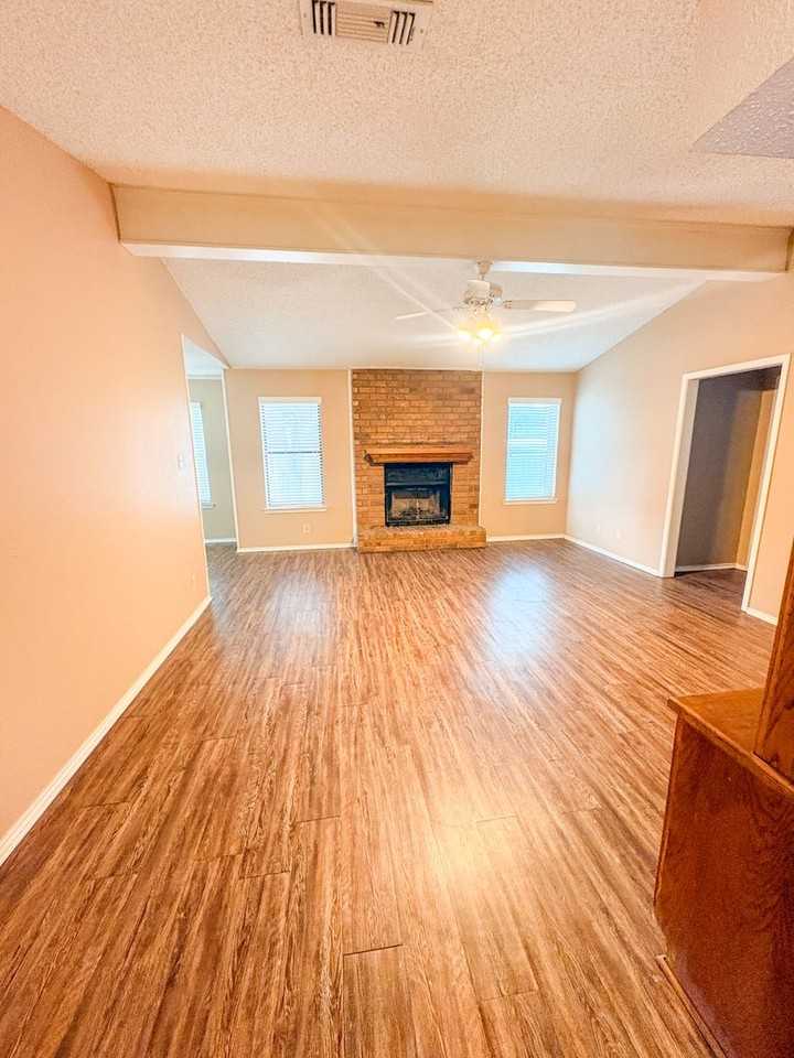 100 Marylee Dr - Photo 4 of 20