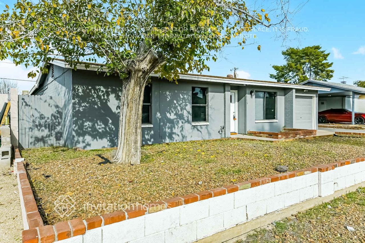 2128 W Hartford Ave - Photo 2 of 16