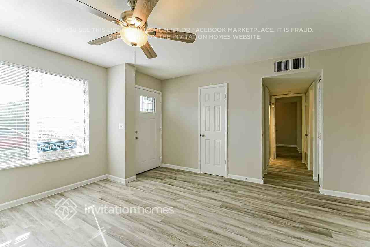 2128 W Hartford Ave - Photo 3 of 16