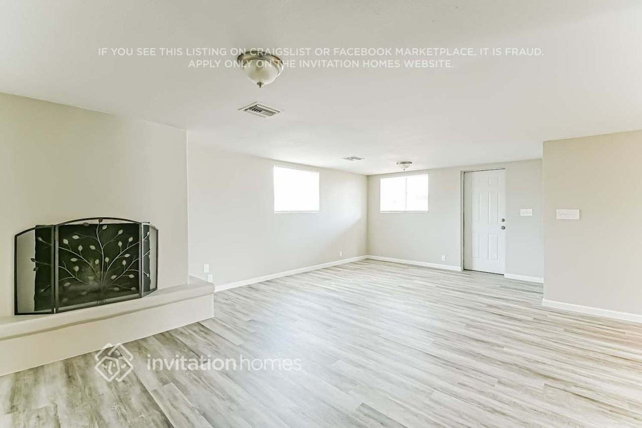 2128 W Hartford Ave - Photo 4 of 16