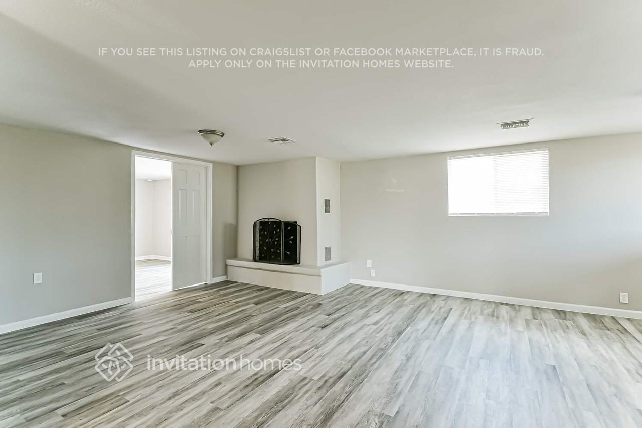 2128 W Hartford Ave - Photo 5 of 16