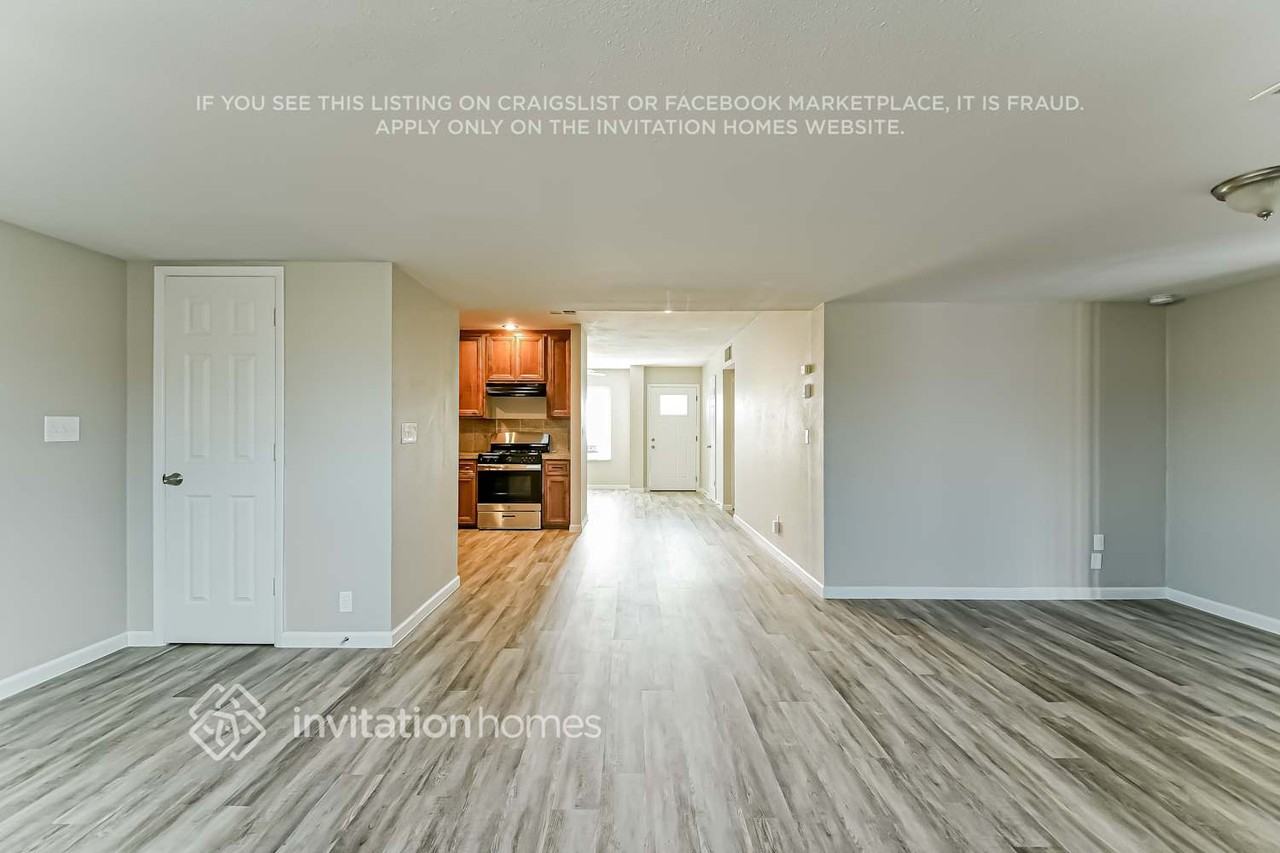 2128 W Hartford Ave - Photo 6 of 16