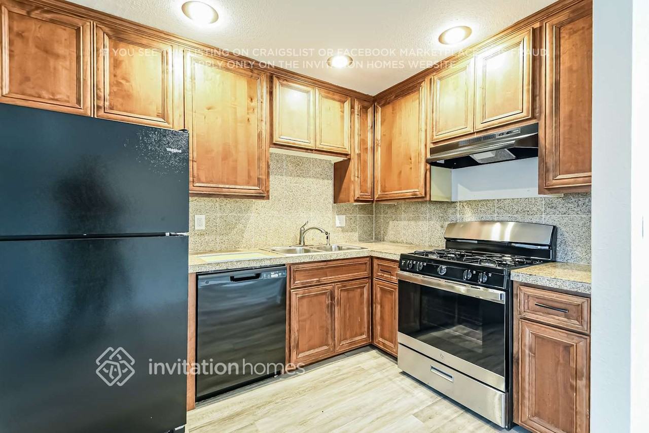 2128 W Hartford Ave - Photo 7 of 16