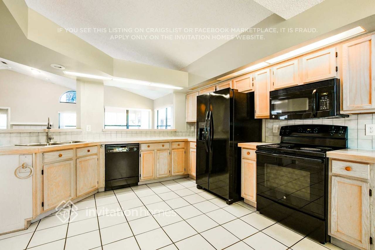 1018 Henson Ct - Photo 6 of 17