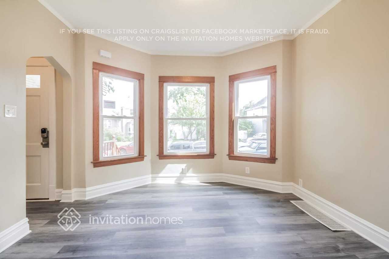 5647 W Berenice Ave - Photo 6 of 19