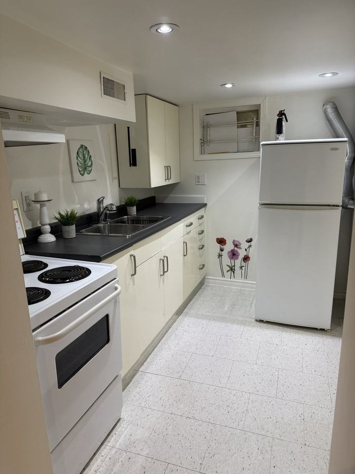 987 Cosburn Ave - Photo 5 of 9