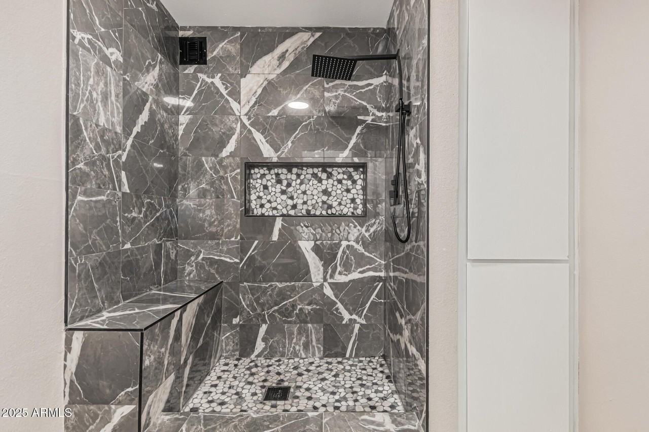 10838 N 32nd Ln - Photo 3 of 42