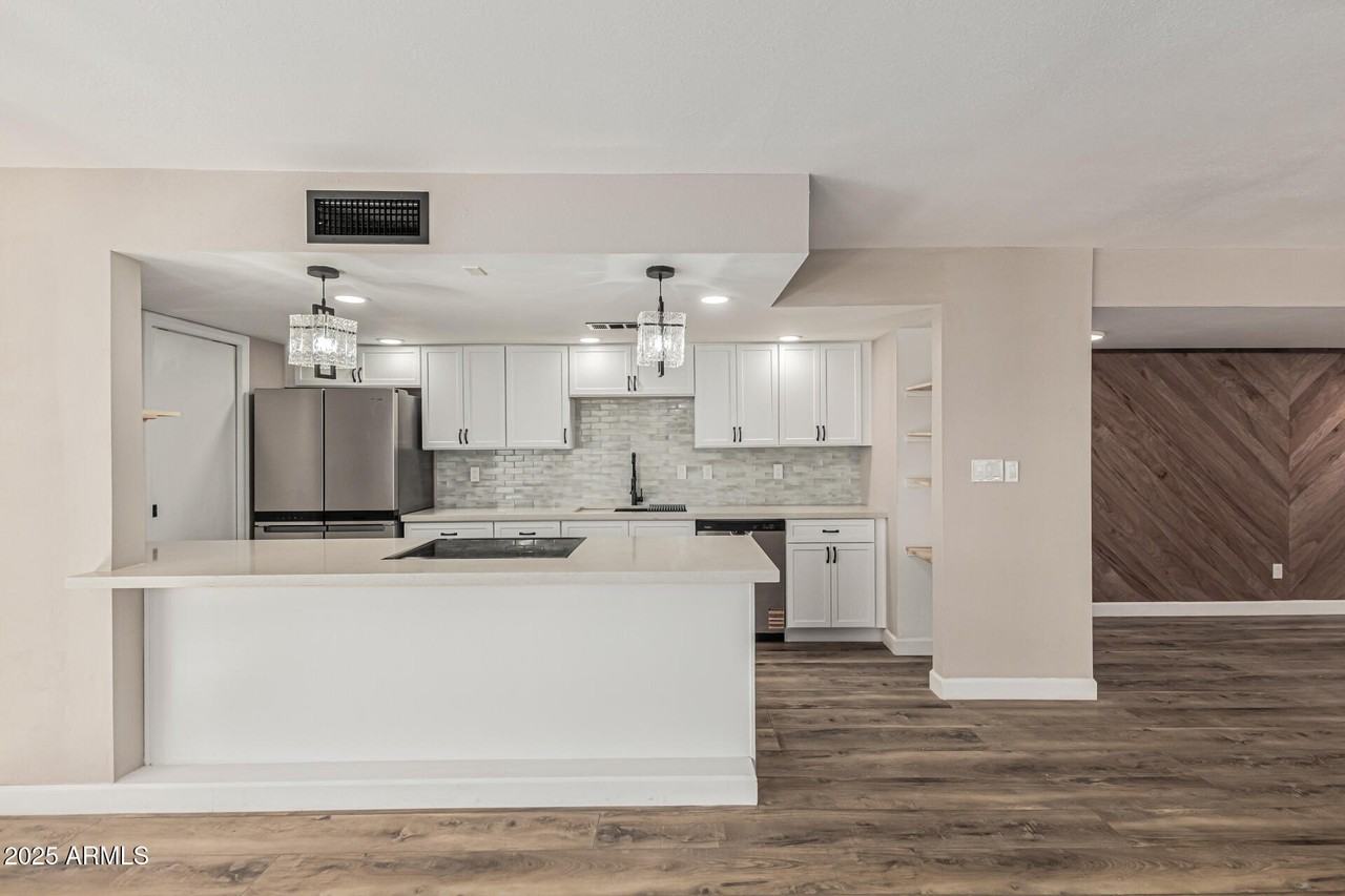 10838 N 32nd Ln - Photo 4 of 42