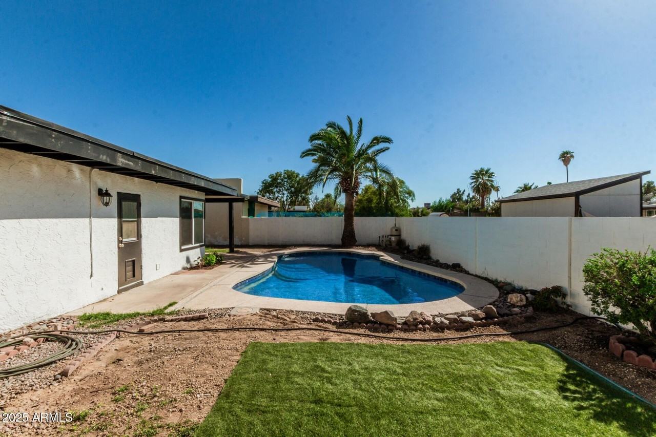 10838 N 32nd Ln - Photo 7 of 42