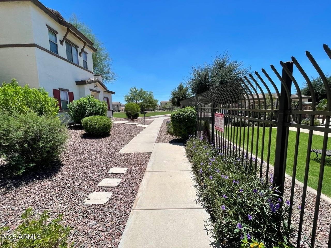 4717 E Redfield Rd - Photo 2 of 13