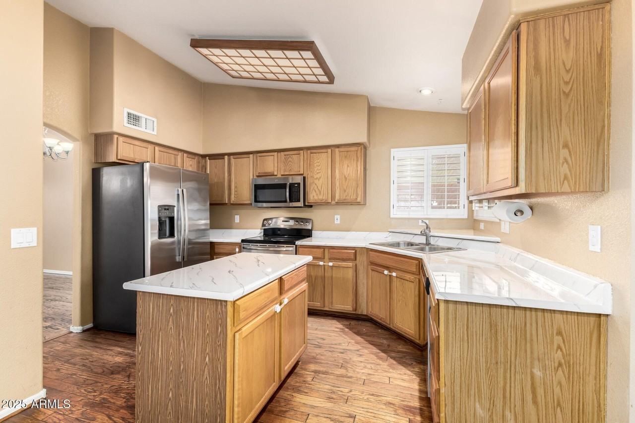 15221 N 87th Dr - Photo 5 of 47