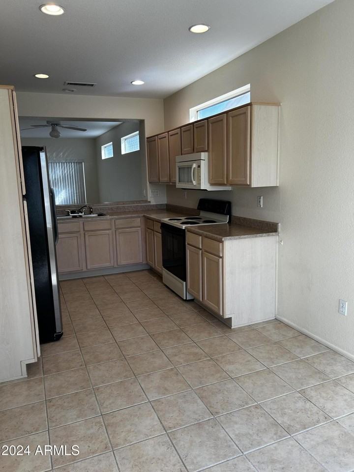 15868 W Arrowhead Dr - Photo 3 of 15