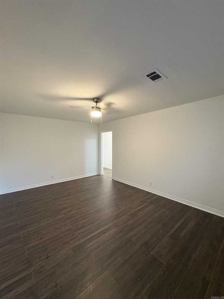 2117 W 19th St - Photo 2 of 26