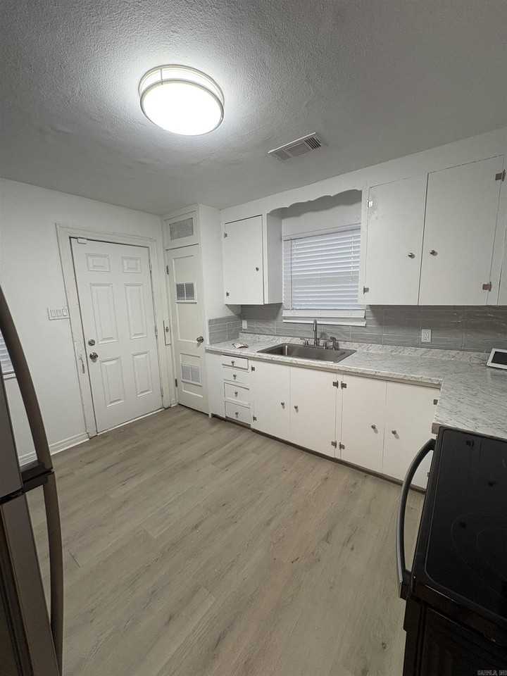 2117 W 19th St - Photo 4 of 26