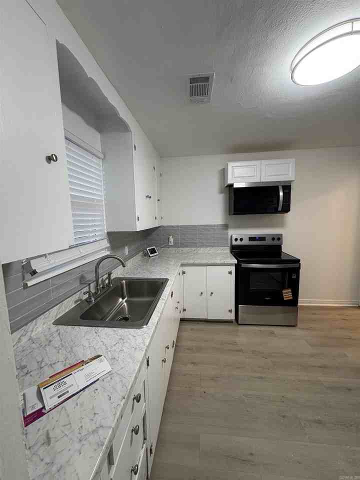 2117 W 19th St - Photo 5 of 26