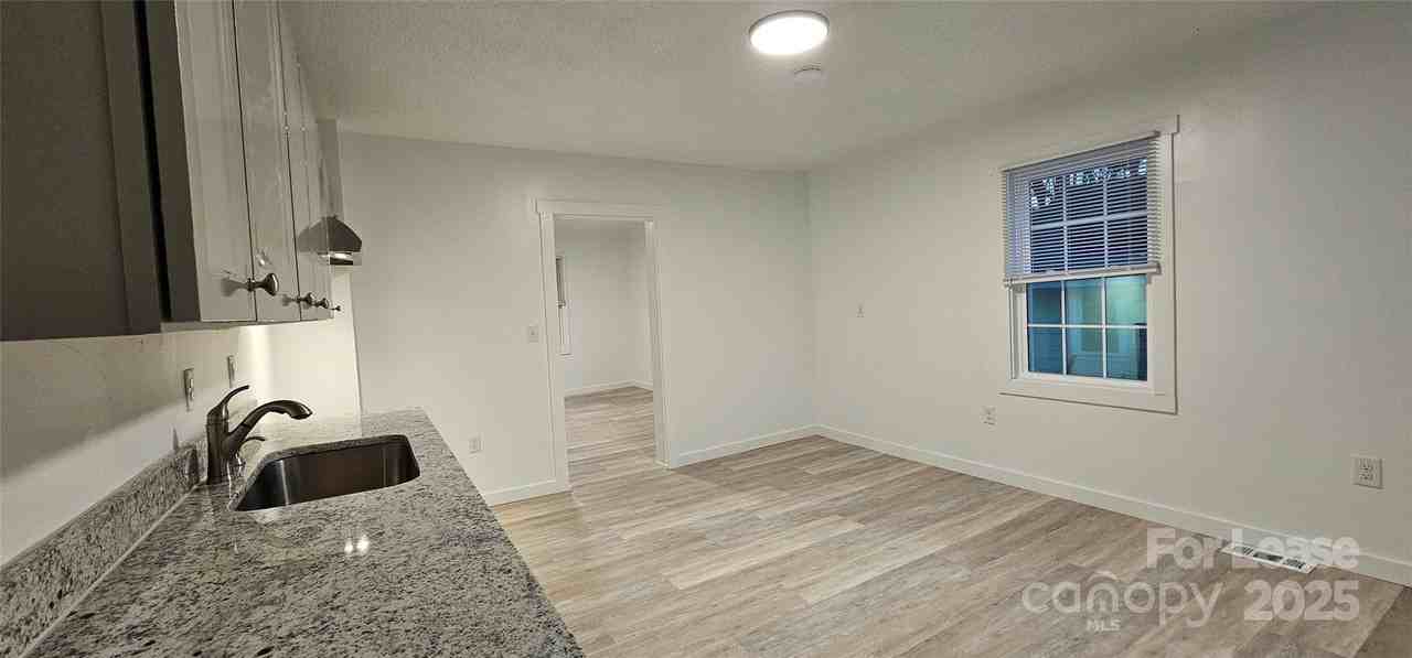 210 Lincoln St - Photo 5 of 9