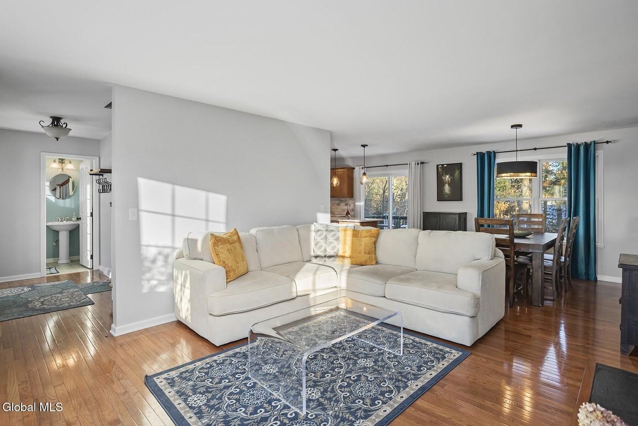 8 Backstretch Ct - Photo 4 of 29