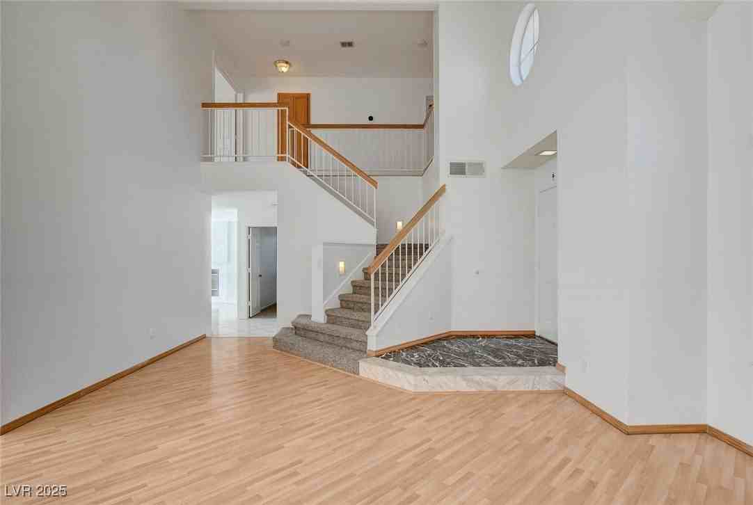 9805 Cross Creek Way - Photo 7 of 39