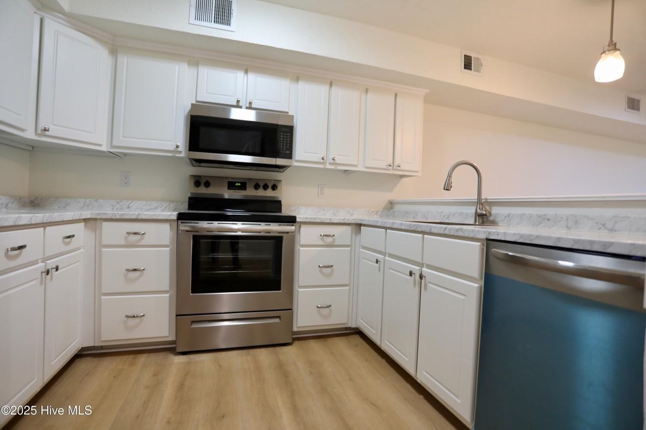 365 W Illinois Ave Apt 24 #24 - Photo 6 of 17