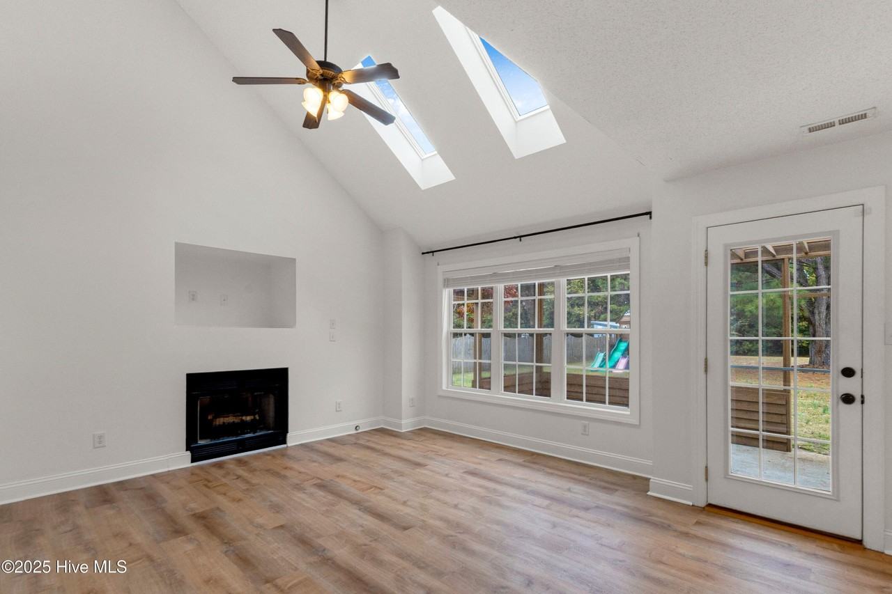 283 Ennett Ln - Photo 7 of 50