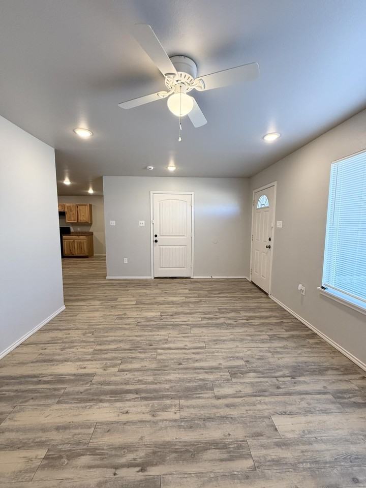 1520 E 13th St - Photo 3 of 18