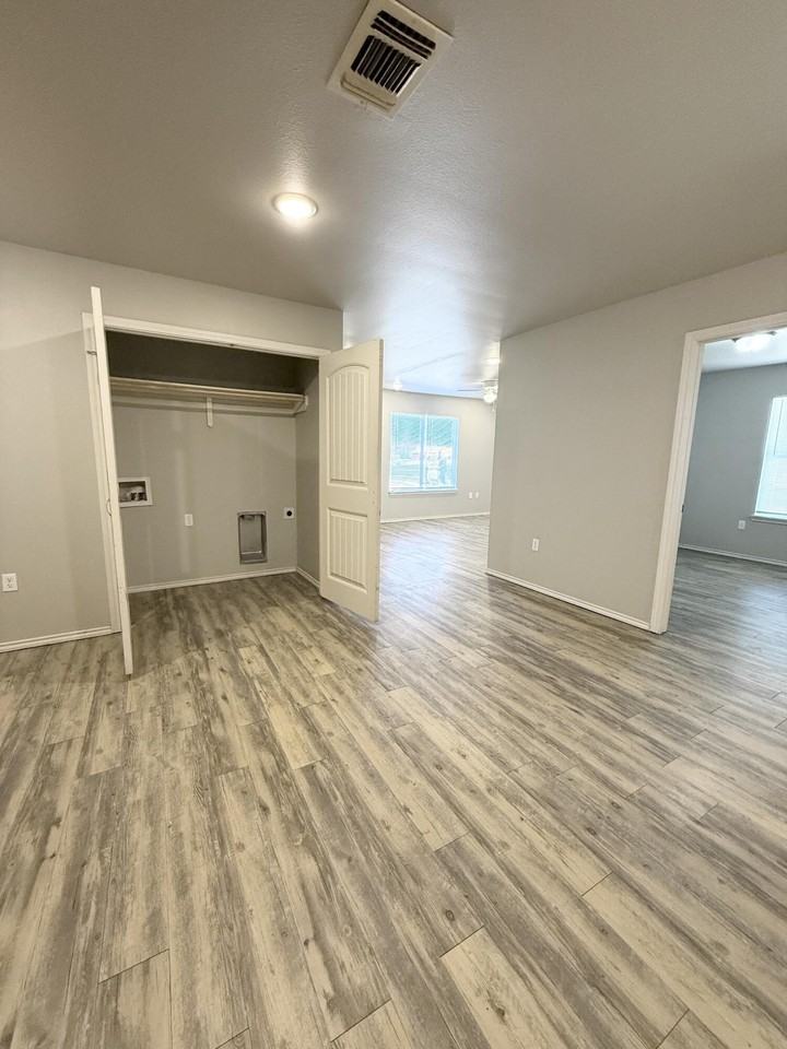 1520 E 13th St - Photo 6 of 18