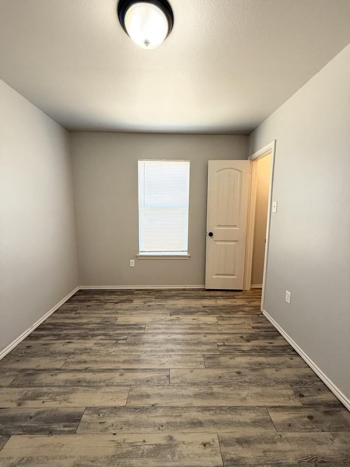 1520 E 13th St - Photo 7 of 18