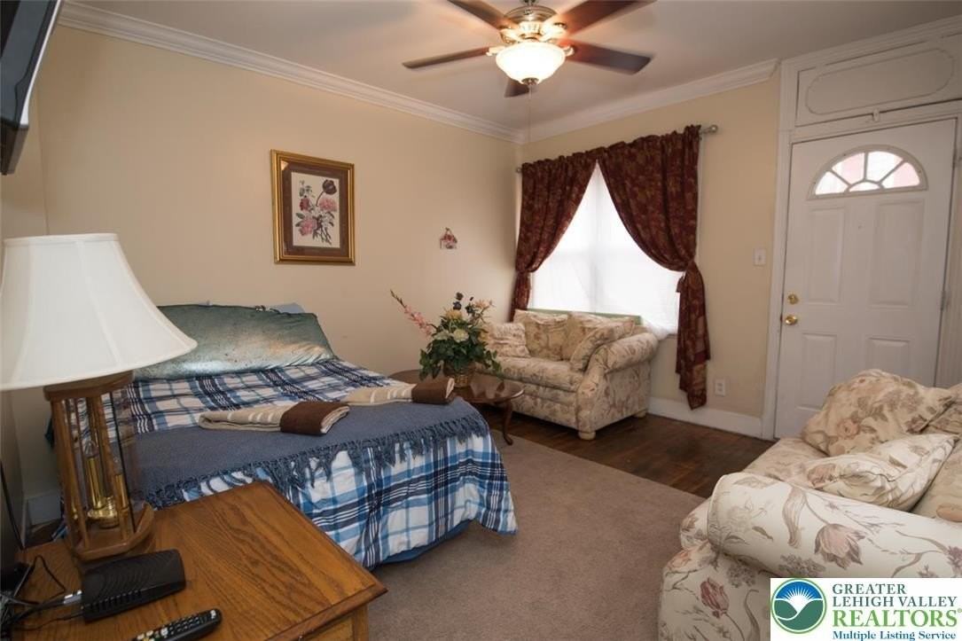 706 E 5th St - Photo 5 of 25