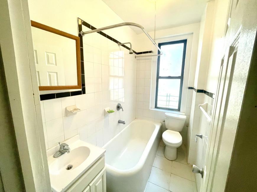 2511 Cruger Ave - Photo 3 of 7