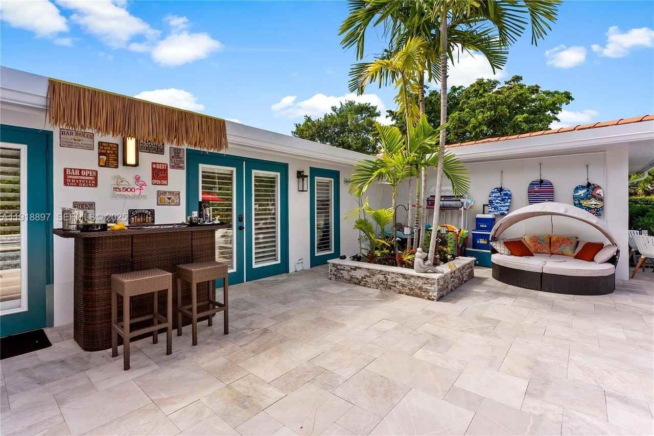 2600 Ne 15th St - Photo 5 of 49