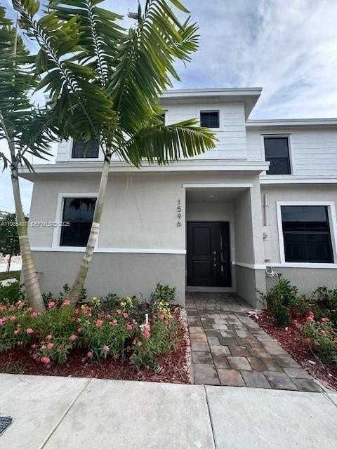 1596 Ne 3rd Ave - Photo 2 of 16