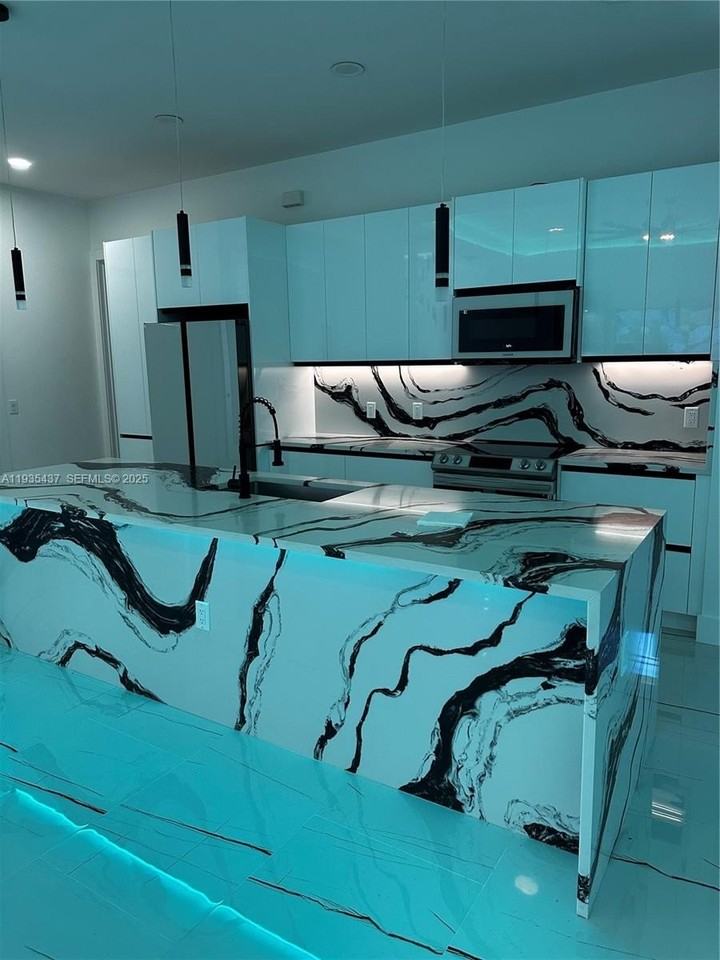 616 Maple Ave N #1 - Photo 6 of 17