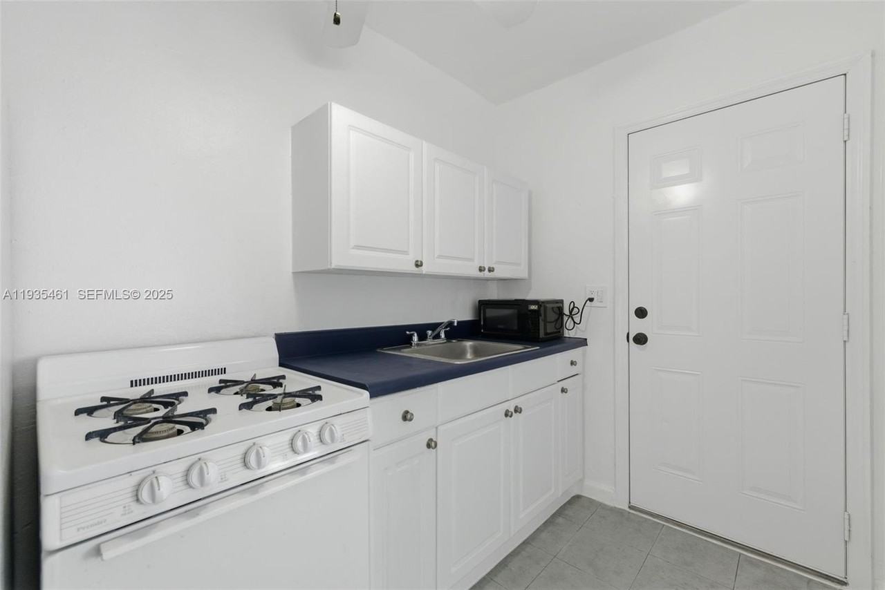 126 Sw 18th Ave #10 - Photo 2 of 15