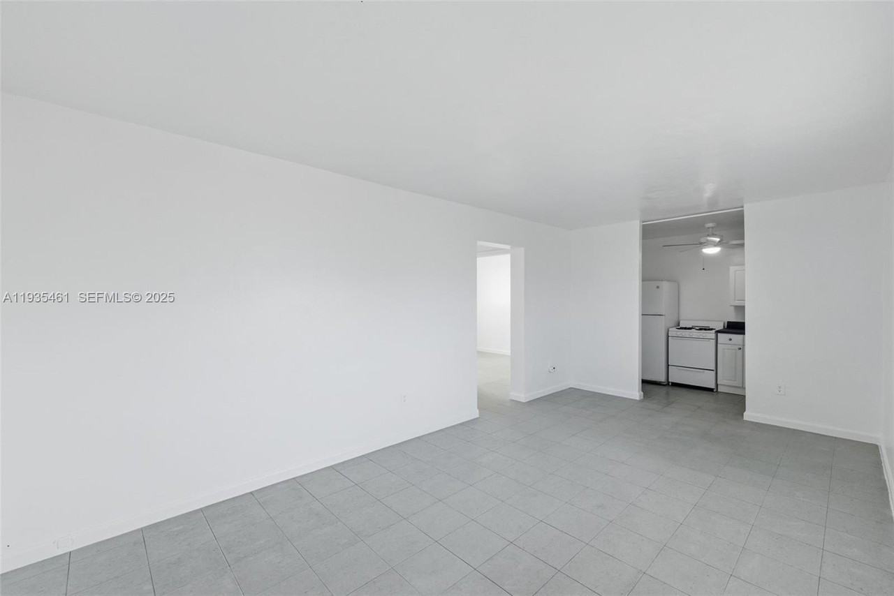 126 Sw 18th Ave #10 - Photo 4 of 15