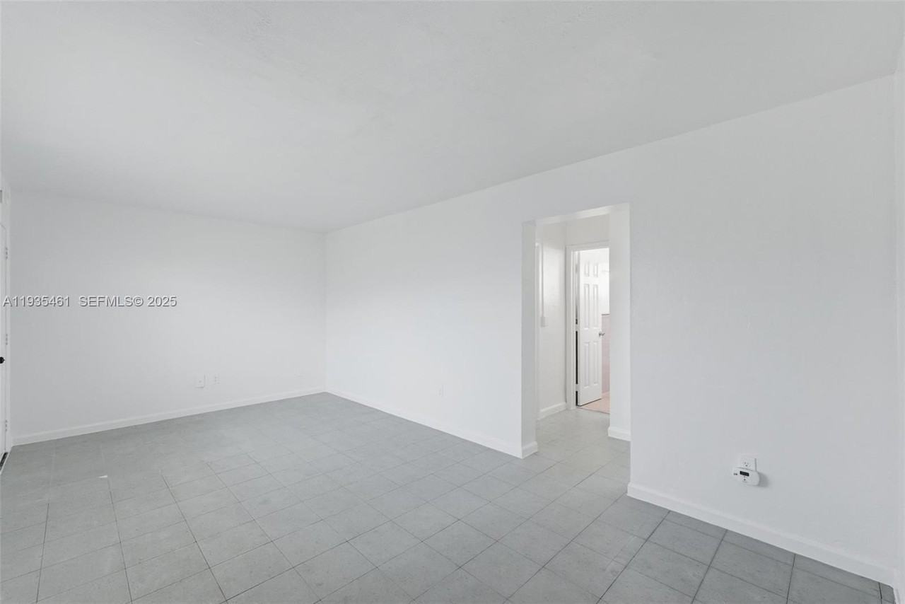 126 Sw 18th Ave #10 - Photo 6 of 15