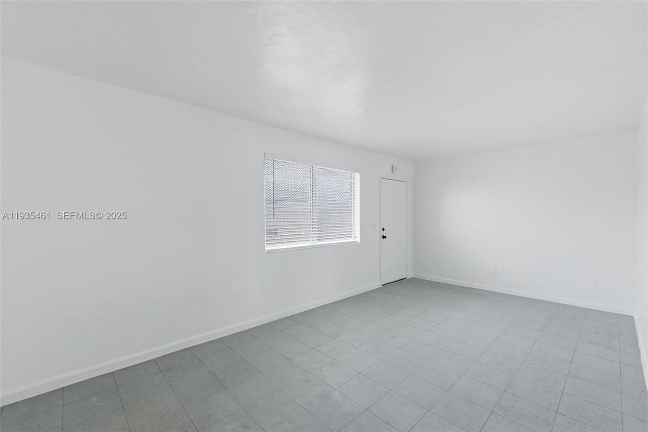 126 Sw 18th Ave #10 - Photo 7 of 15