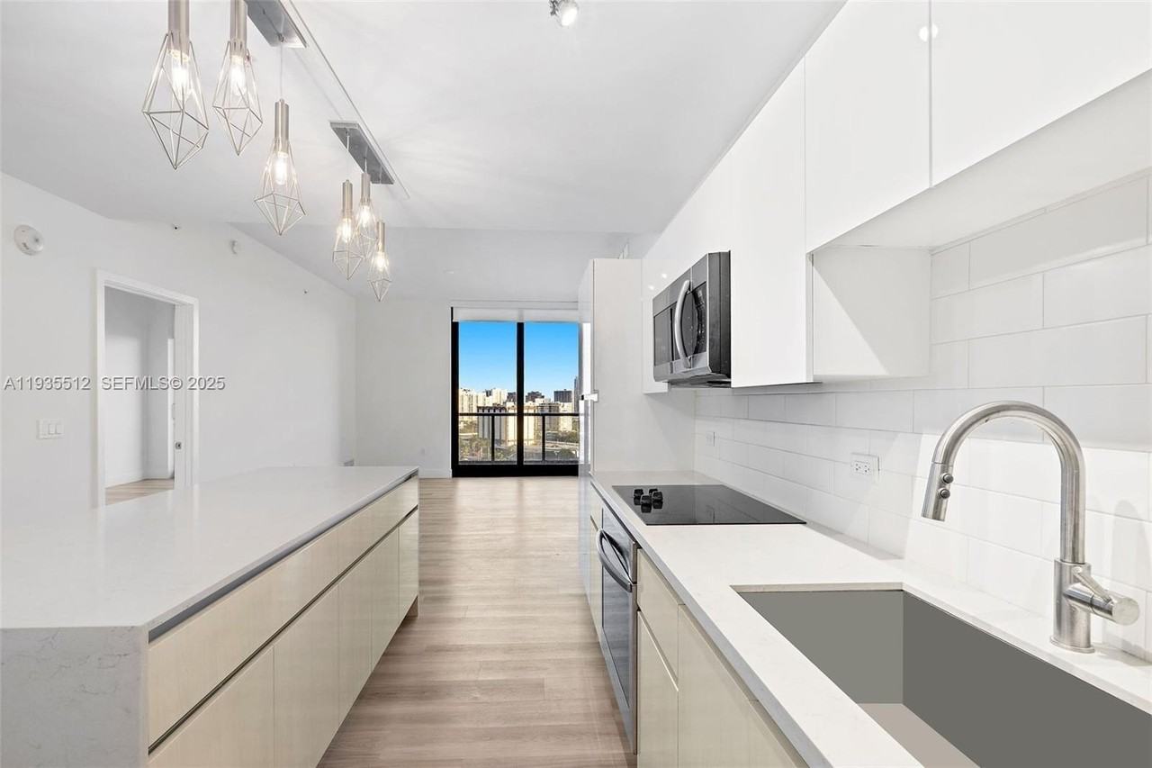 101 Diplomat Pkwy #1004