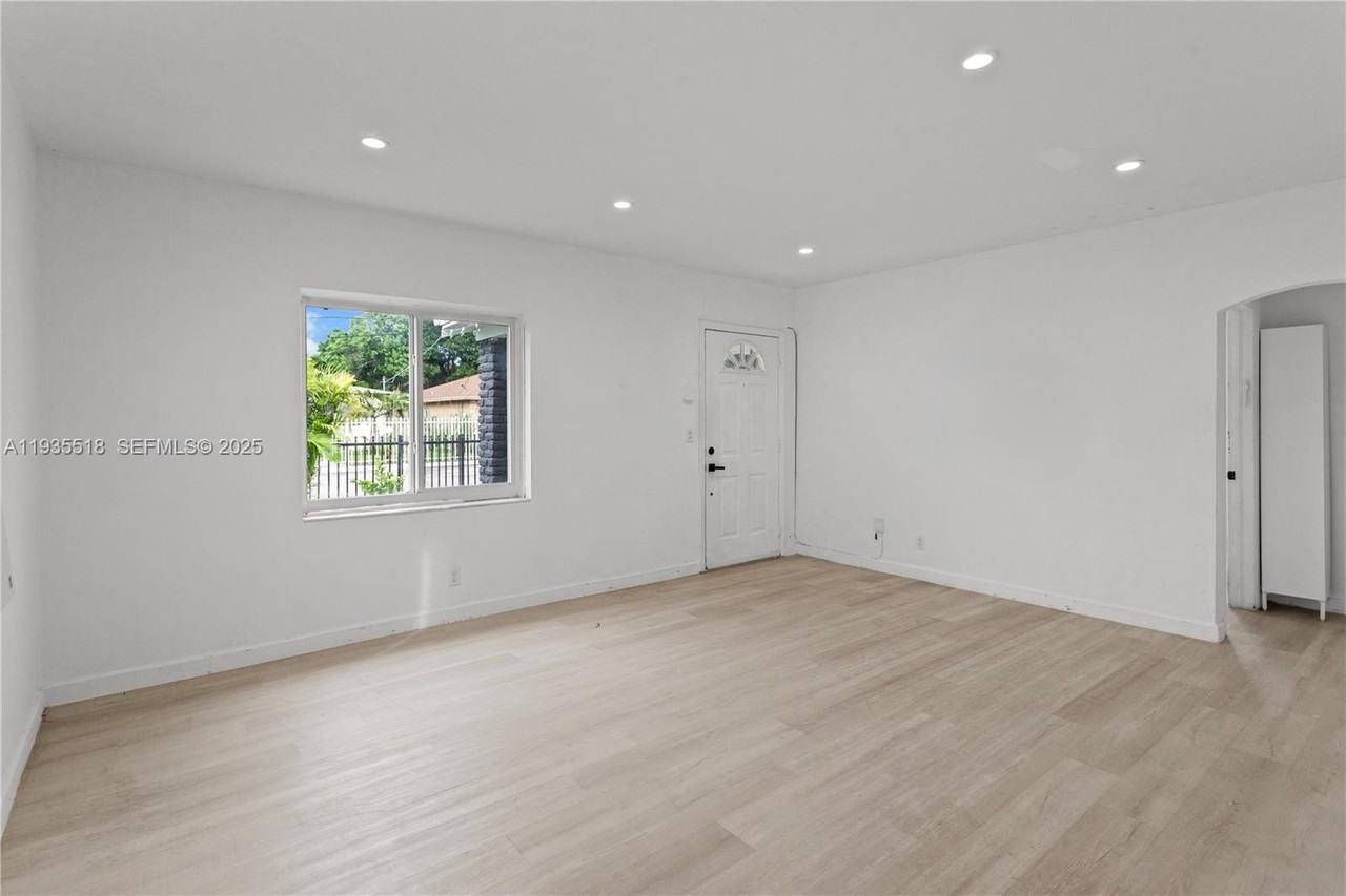 400 Nw 47th St - Photo 2 of 10