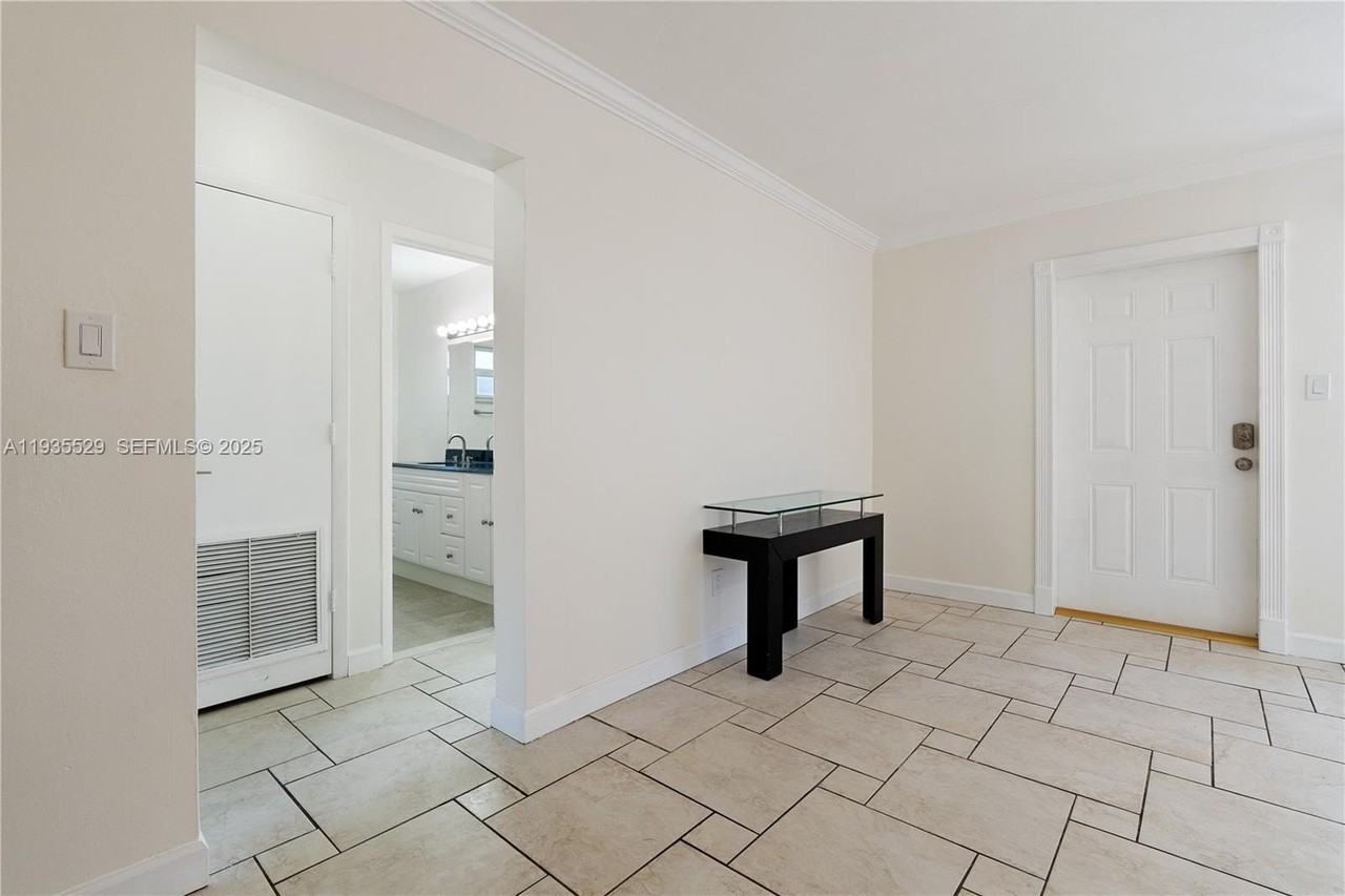 232 Se 6th St - Photo 5 of 27