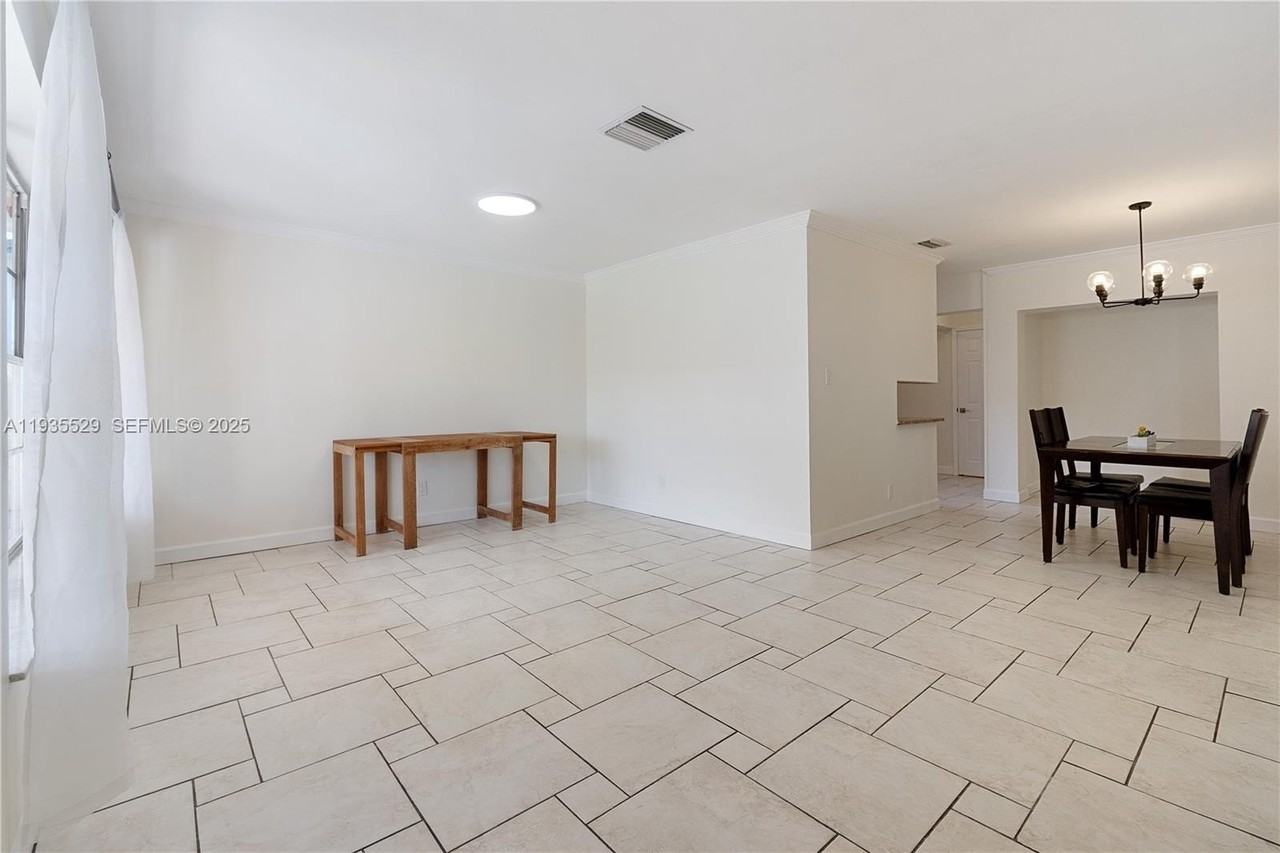 232 Se 6th St - Photo 6 of 27