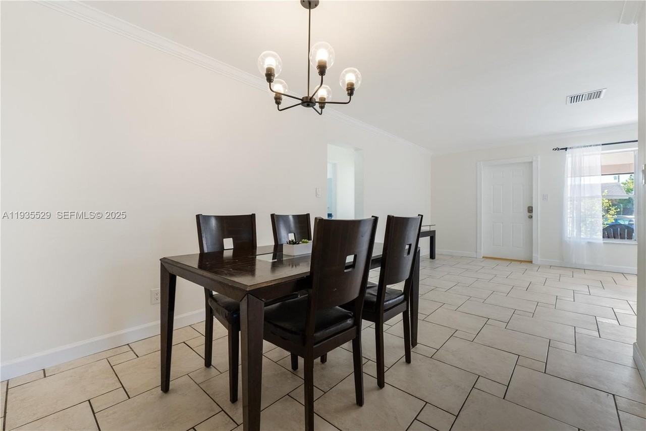 232 Se 6th St - Photo 7 of 27